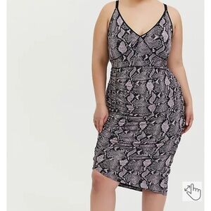 Torrid MAUVE PINK SNAKESKIN PRINT KNIT RUCHED BODYCON DRESS. Torrid size 3